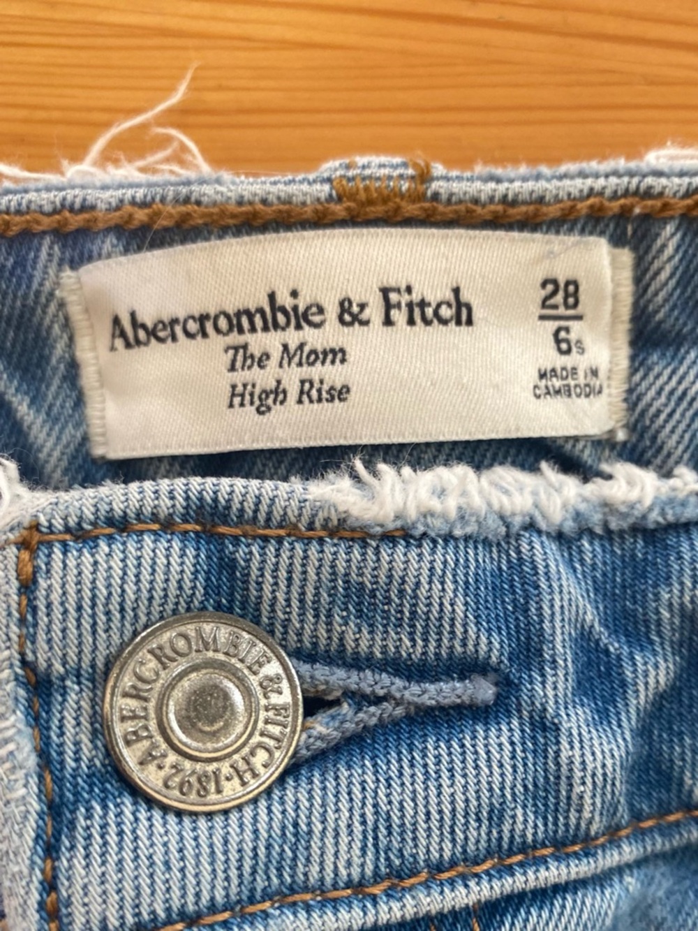Abercrombie & Fitch The Mom High Rise Distressed Curve Love Size 28 Short - Picture 7 of 10
